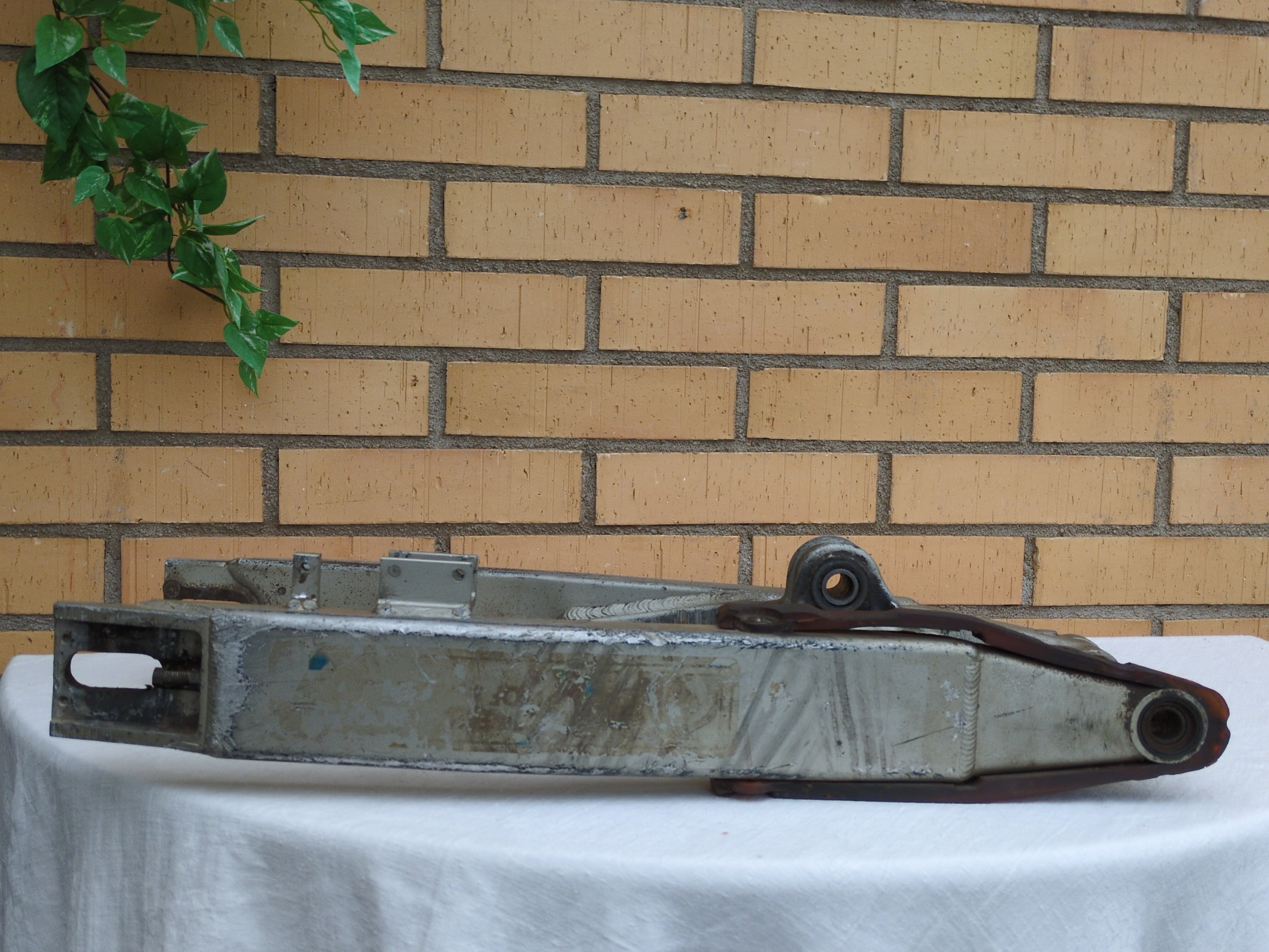 Kawasaki KX125 Swingarm – OEM 1993–1996
