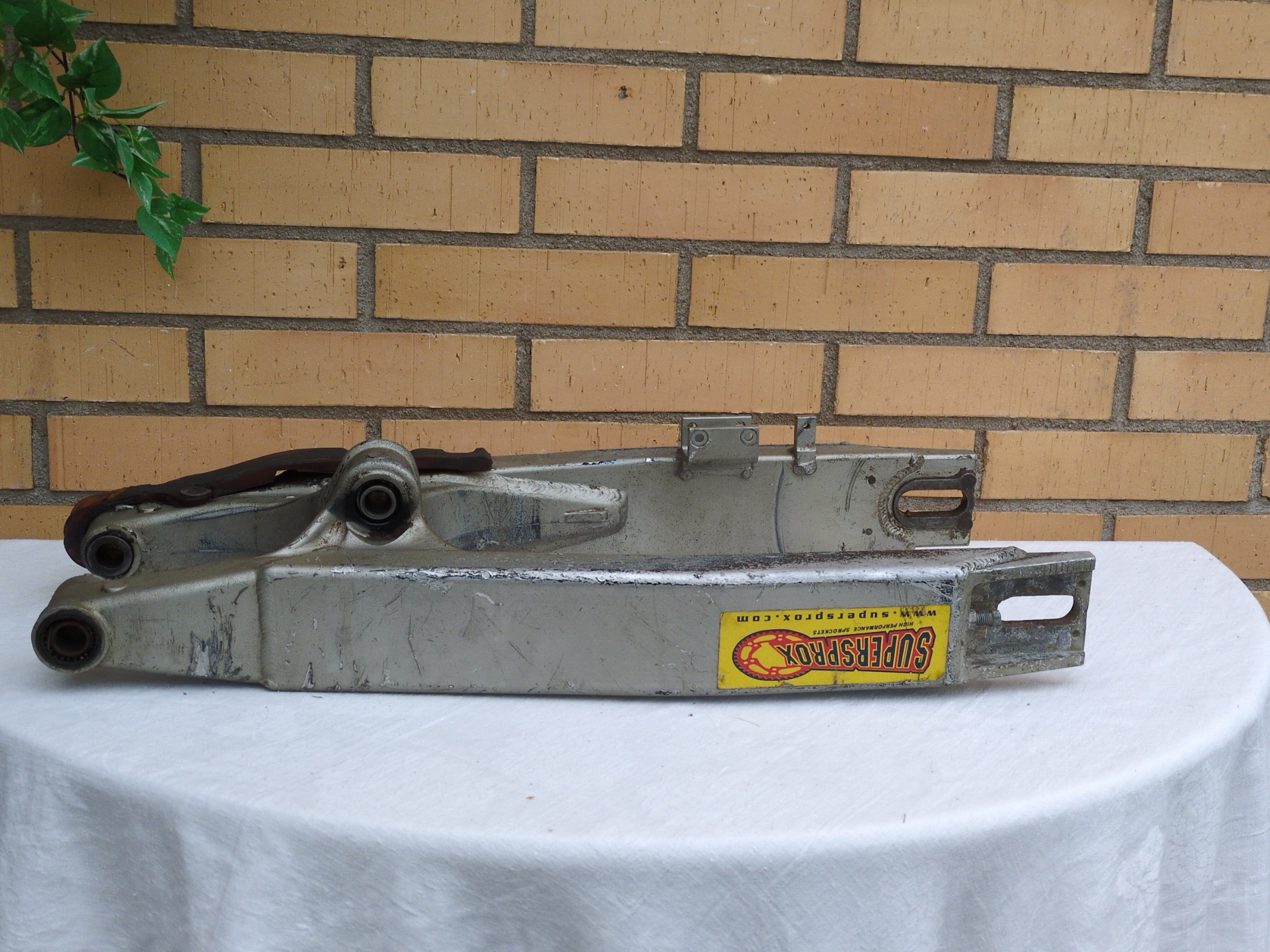 Kawasaki KX125 Swingarm – OEM 1993–1996