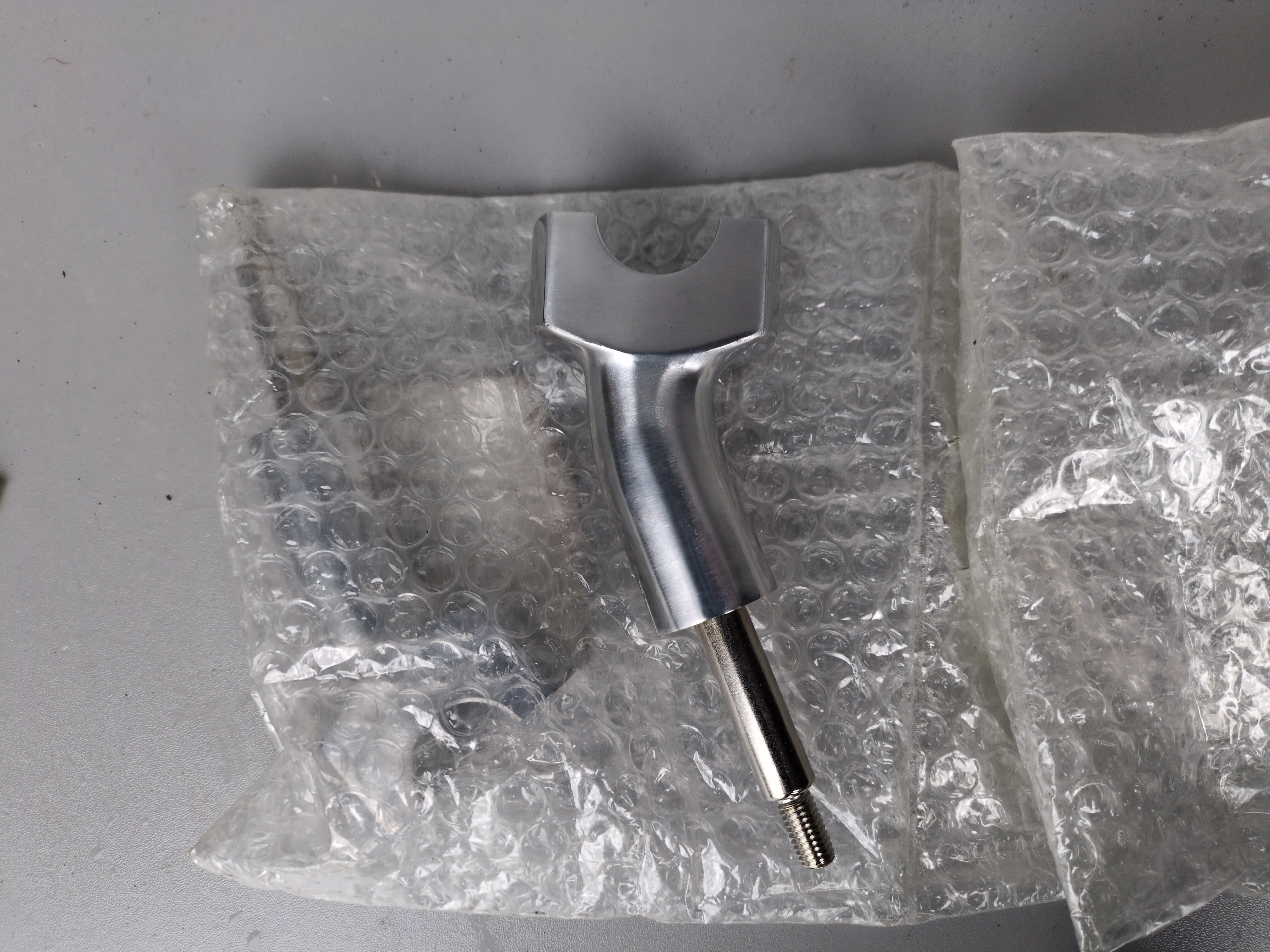 Honda VF750C Magna & VT1100 Handlebar Riser Set 1988–1993 – OEM 53231-MM8-000 – Genuine Honda NOS