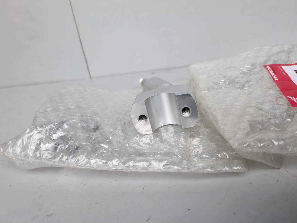 Honda VF750C Magna & VT1100 Handlebar Riser Set 1988–1993 – OEM 53231-MM8-000 – Genuine Honda NOS