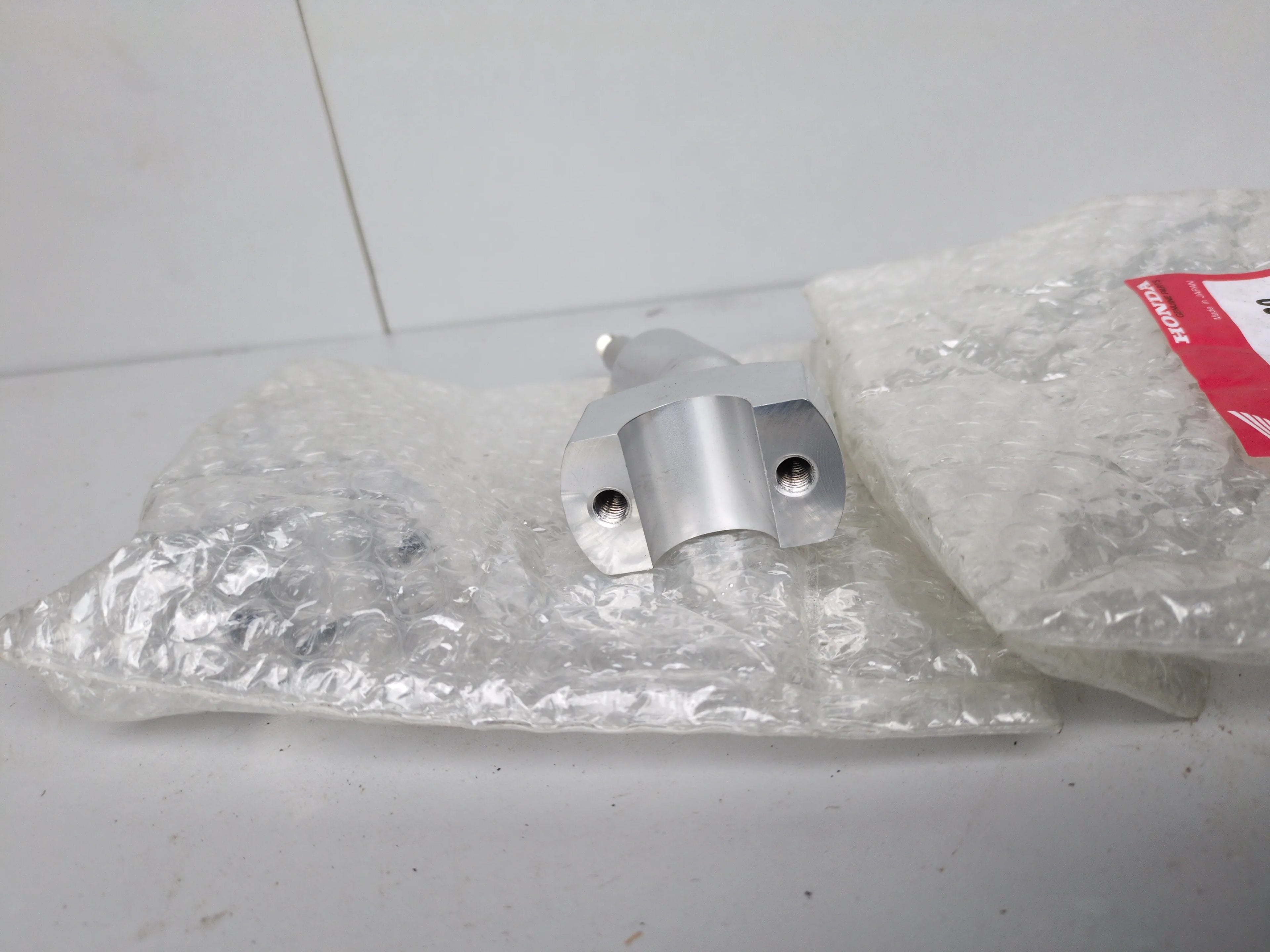 Honda VF750C Magna & VT1100 Handlebar Riser Set 1988–1993 – OEM 53231-MM8-000 – Genuine Honda NOS