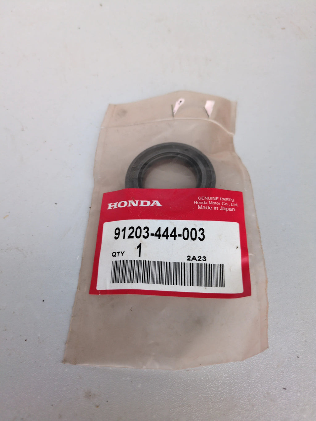Honda Oil Seal 91203-444-003 – Genuine OEM Shaft Seal – 20x35x7 mm – Fits CB750 / CB900 / CX500 – Made in Japan – NOS