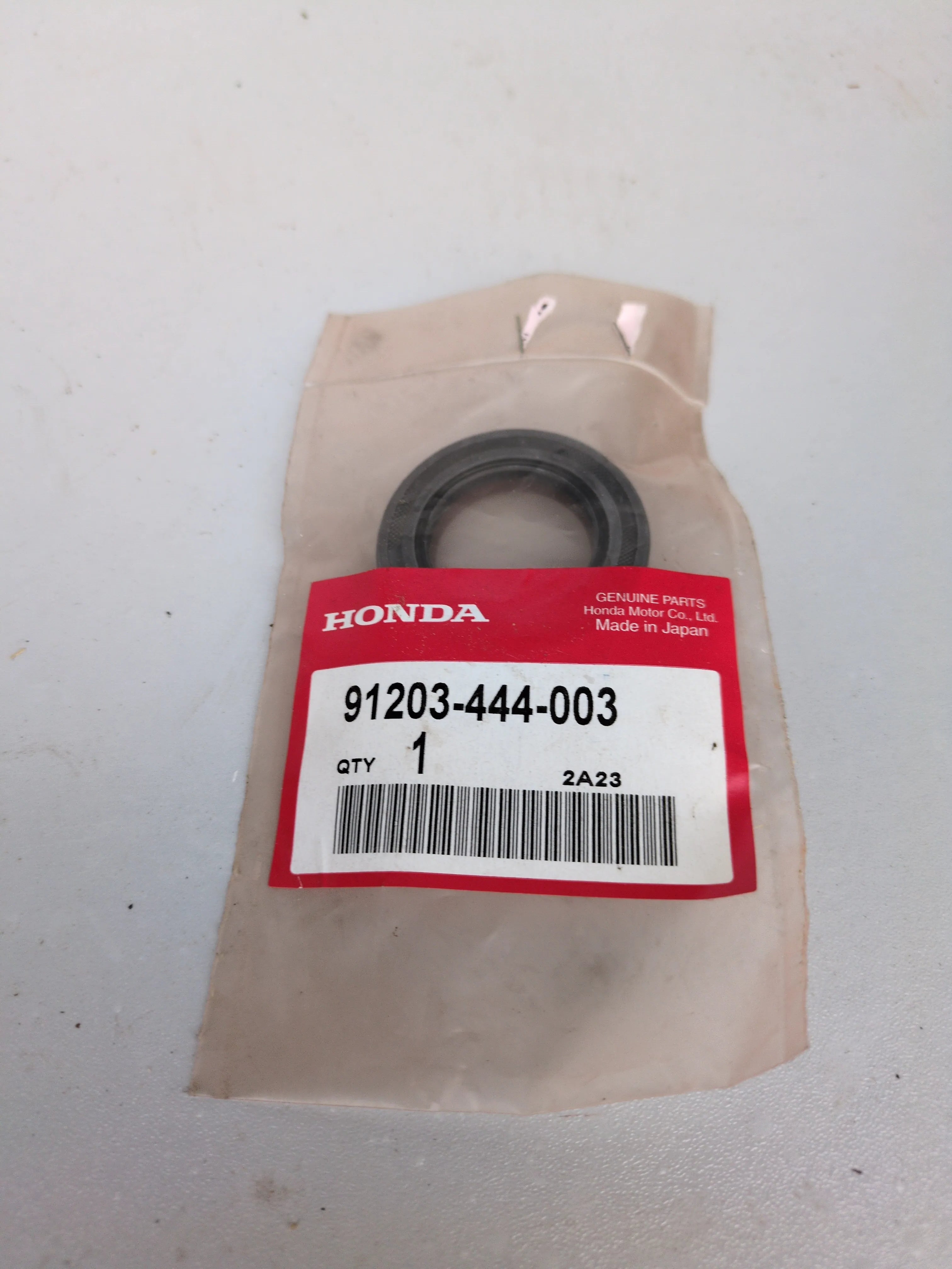 Honda Oil Seal 91203-444-003 – Genuine OEM Shaft Seal – 20x35x7 mm – Fits CB750 / CB900 / CX500 – Made in Japan – NOS