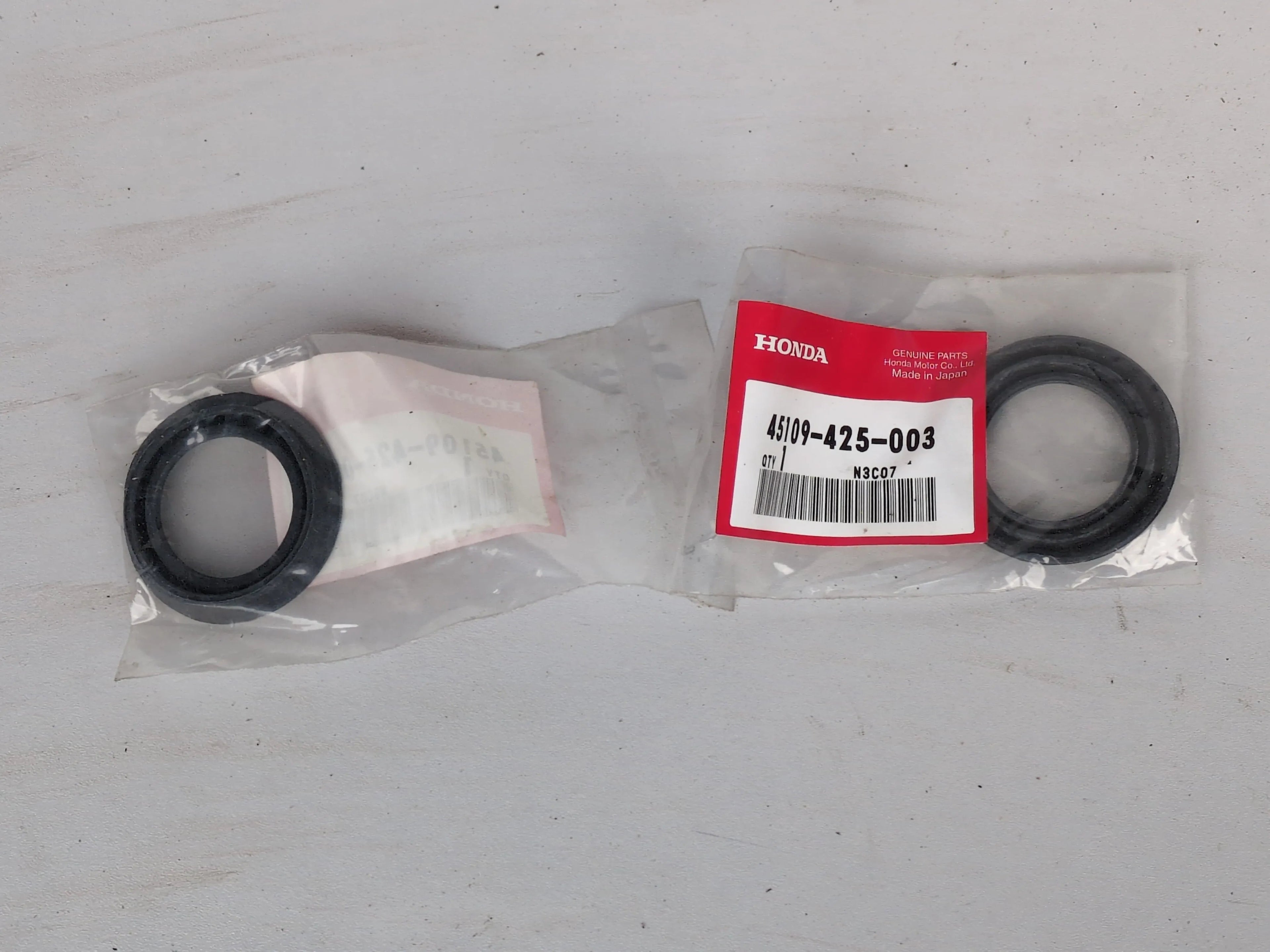 Honda Dust Seal Set 45109-425-003 – Genuine OEM | NOS | Made in Japan